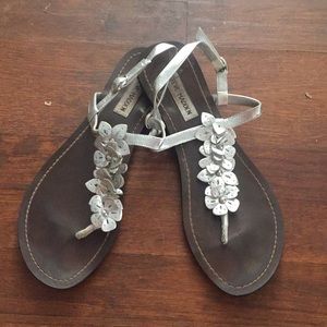 Silver t strap sandals with flower detail